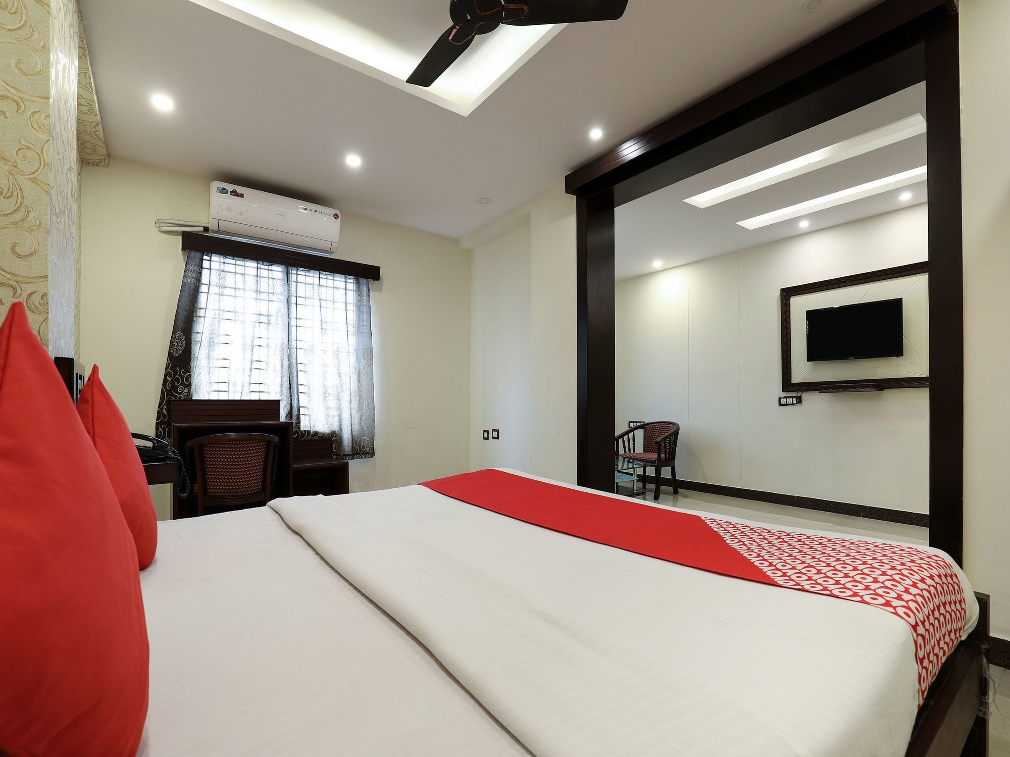 Oyo 16539 Grand Sandarshini Inn Hyderabad Eksteriør billede